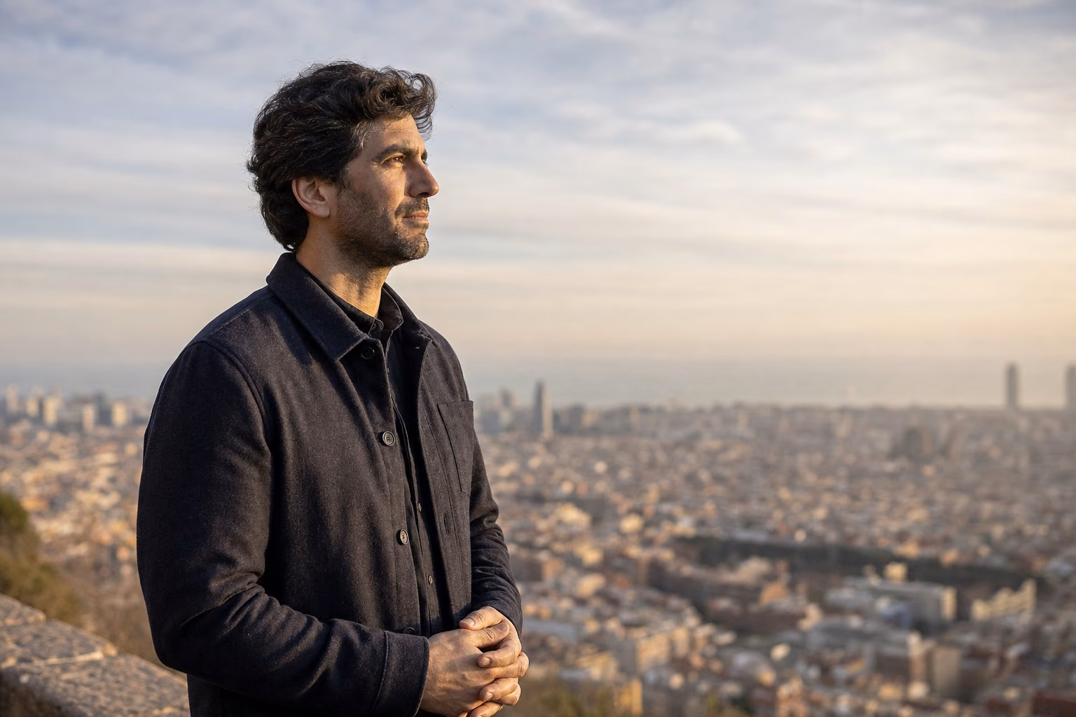Hombre reflexivo mirando el horizonte con serenidad — masculinidad saludable en el siglo XXI